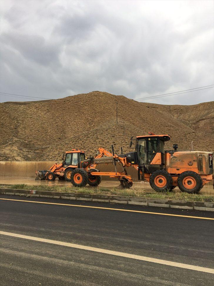 Erzurum'da selden dolayı kapanan yol ulaşıma açıldı G5
