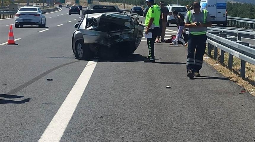 GÜNCELLEME - Balıkesir'de kontrolden çıkan otomobil, emniyet şeridinde duraklayan araca çarptı