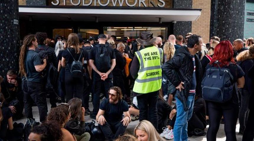 Koronavirüs aşı karşıtları BBC'nin kapısına dayandı! "Yalanlar sona erecek"