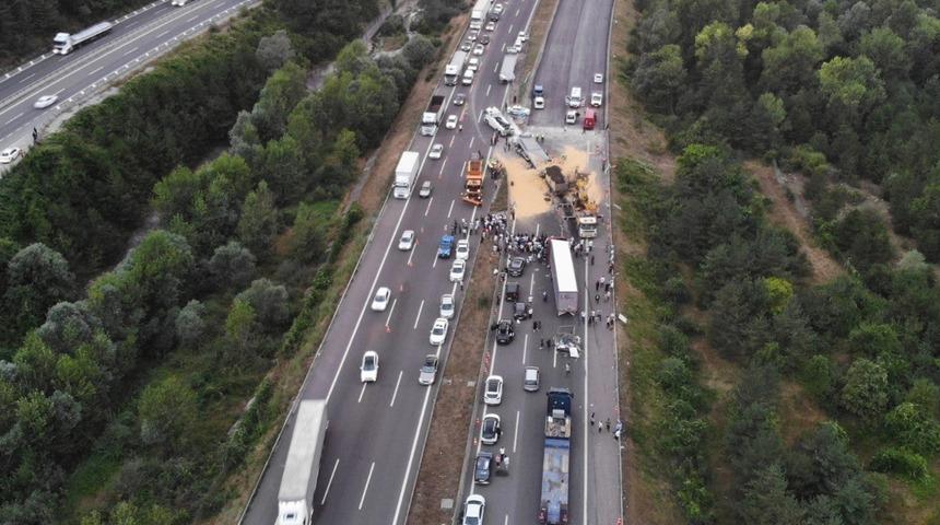 TEM'de feci kaza: İstanbul yönü trafiğe kapandı