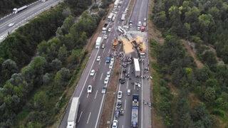 TEM'de feci kaza: İstanbul yönü trafiğe kapandı