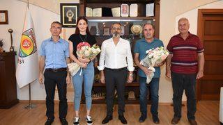 Milli voleybolcu Tuğba Şenoğlu, Tarsus Belediye Başkanı Bozdoğan'ı ziyaret etti