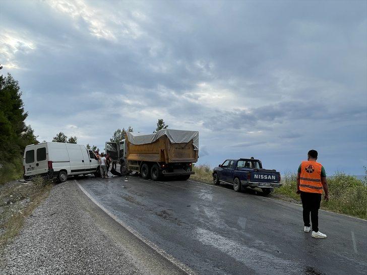 Kastamonu'da hafriyat kamyonu ile hafif ticari araç çarpıştı: 3 yaralı G1