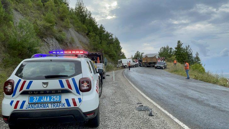 Kastamonu'da hafriyat kamyonu ile hafif ticari araç çarpıştı: 3 yaralı G2