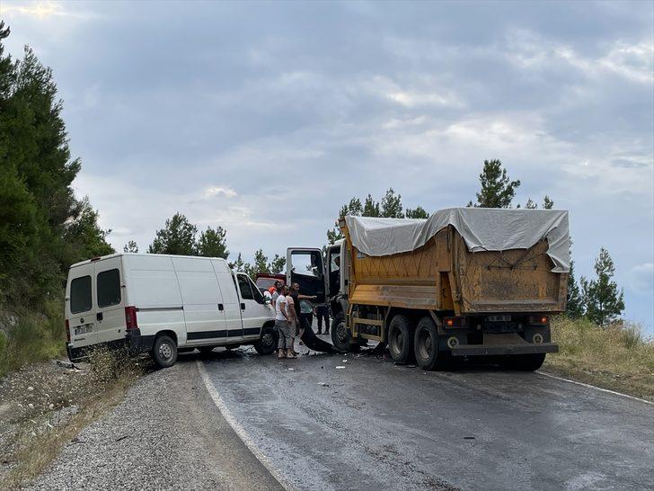 Kastamonu'da hafriyat kamyonu ile hafif ticari araç çarpıştı: 3 yaralı G3
