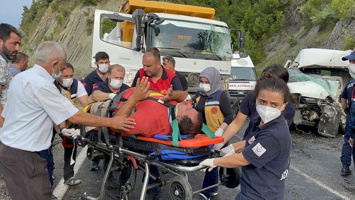 Kastamonu'da hafriyat kamyonu ile hafif ticari araç çarpıştı: 3 yaralı G4