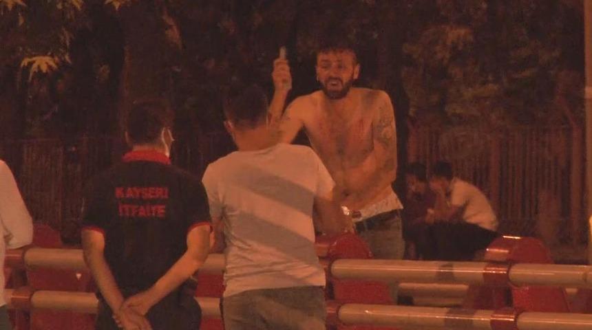 Köprüde tedirgin eden dakikalar! Polis güçlükle ikna etti