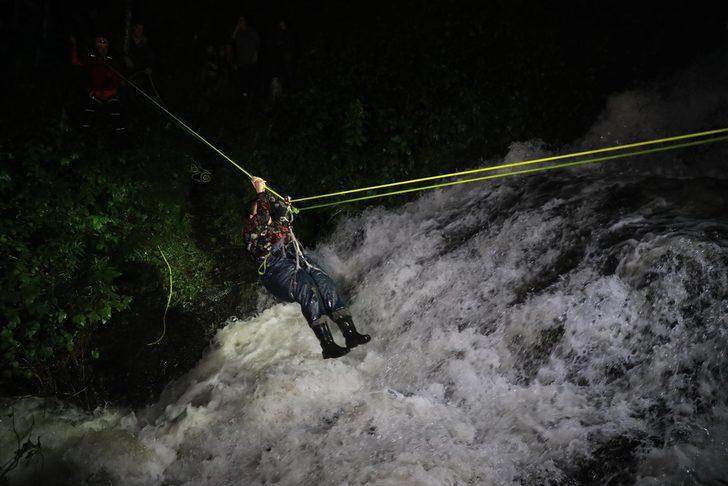 Rize'de çay bahçesinde mahsur kalan 6 kişi, AFAD ekiplerince kurtarıldı G2