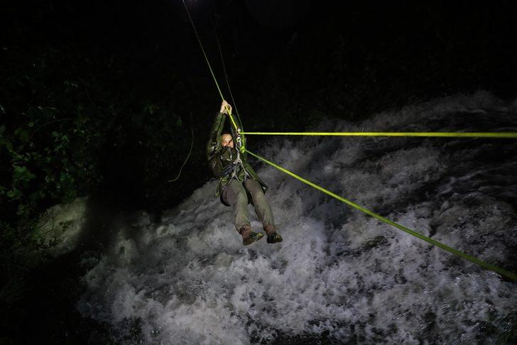 Rize'de çay bahçesinde mahsur kalan 6 kişi, AFAD ekiplerince kurtarıldı G4