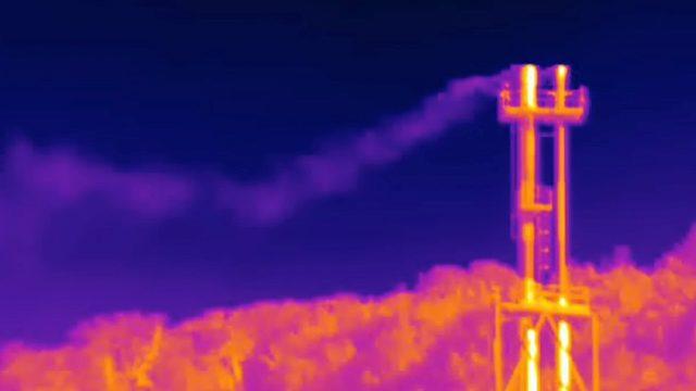 Doğal gaz işletme tesisinden sızan metan gazını gösteren kızılötesi kamera görüntüsü