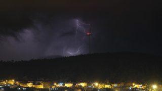 Birçok ilçeden izlendi! Şimşekler ile rüzgar güllerinden kartpostallık manzara