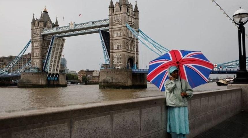 Londra'daki Tower Bridge k&ouml;pr&uuml;s&uuml;n&uuml;n kolları havada asılı kaldı
