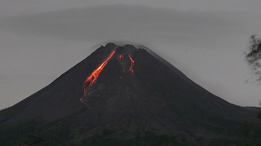 Merapi Yanardağı yine hareketlendi! Bu sabah dev lavları püskürttü...