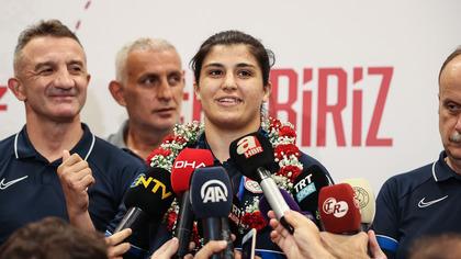 Olimpiyat şampiyonu Busenaz Sürmeneli yurda döndü