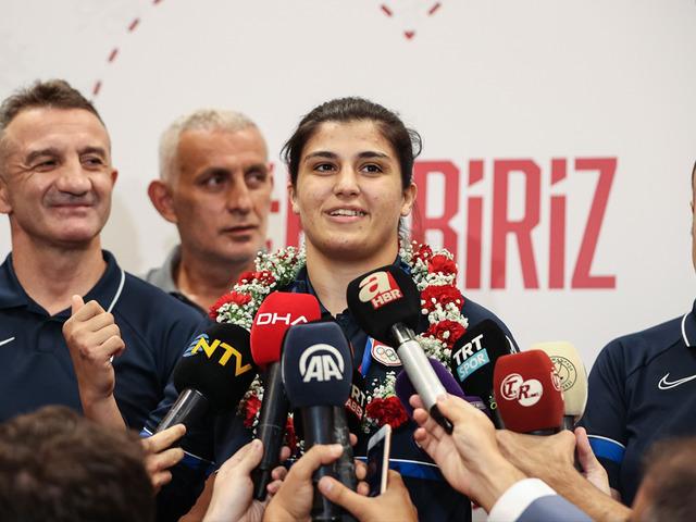 Olimpiyat şampiyonu Busenaz Sürmeneli yurda döndü
