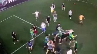 Avcılar'da halı saha adeta boks ringine döndü! İki grup arasındaki tekmeli yumruklu kavga kamerada