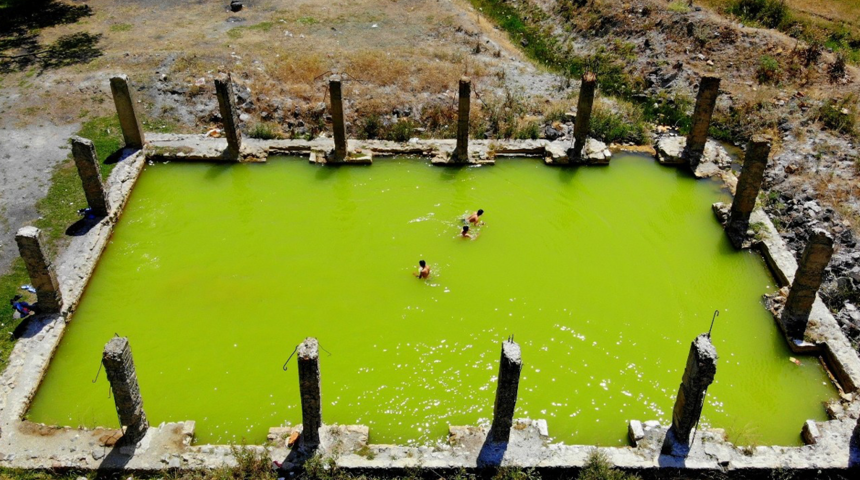 Yıkılan duvarları görenleri cezbediyor, serinlemek isteyenler oraya koşuyor