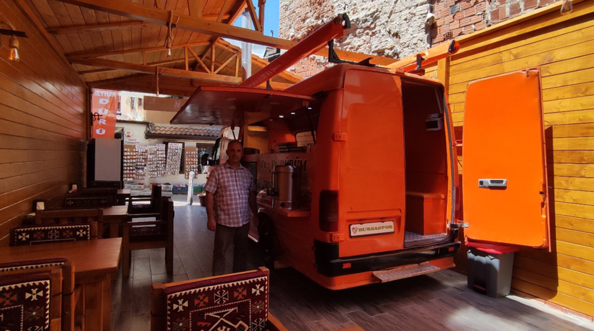 Seyyar olarak kebap satan esnaf, minibüsü dükkana soktu! Görenler fotoğraf çektirmeden duramadı