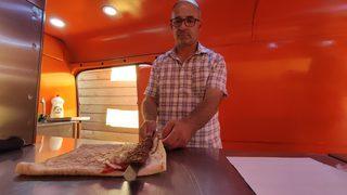 Dükkâna minibüsle girdi, gören fotoğraf çekiyor