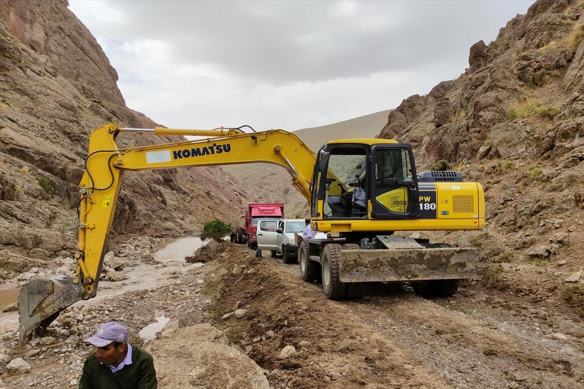 Van'da sel nedeniyle yaylada mahsur kalan 35 kişi belediye ekiplerince kurtarıldı