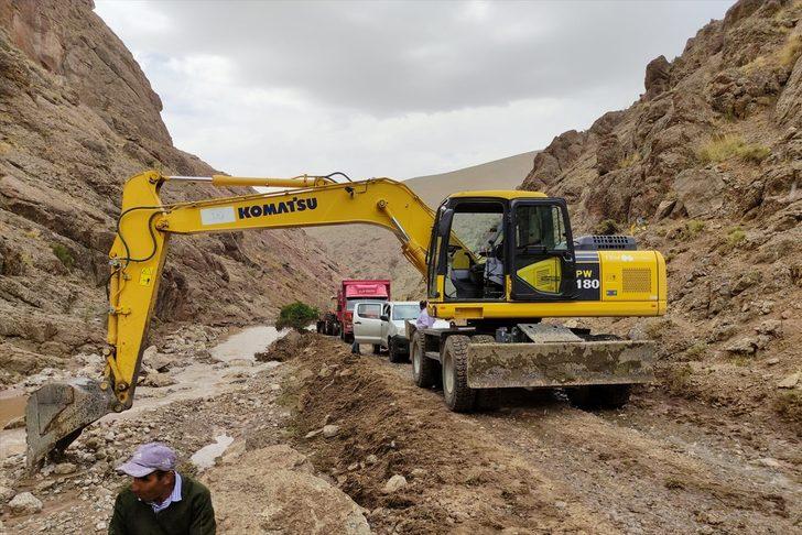 Van'da sel nedeniyle yaylada mahsur kalan 35 kişi belediye ekiplerince kurtarıldı G1