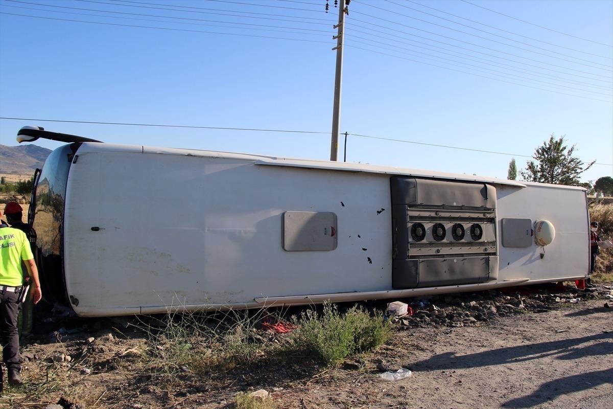 G&Uuml;NCELLEME - Uşak'ta yolcu otob&uuml;s&uuml; devrildi: 33 yaralı