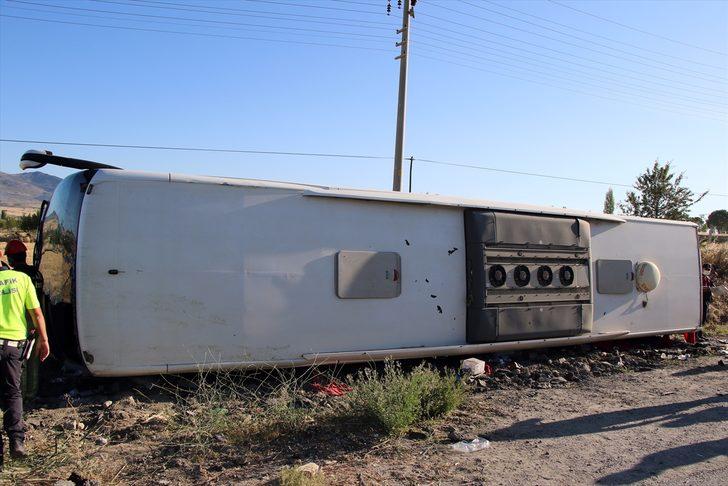 GÜNCELLEME - Uşak'ta yolcu otobüsü devrildi: 33 yaralı G1