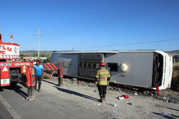 GÜNCELLEME - Uşak'ta yolcu otobüsü devrildi: 33 yaralı G2