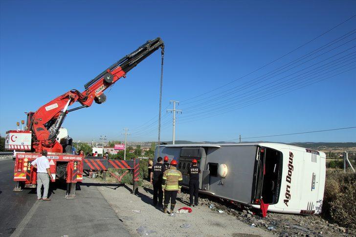 GÜNCELLEME - Uşak'ta yolcu otobüsü devrildi: 33 yaralı G3