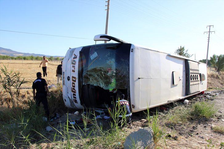 GÜNCELLEME - Uşak'ta yolcu otobüsü devrildi: 33 yaralı G4