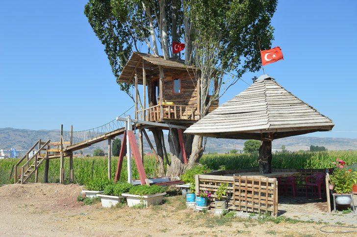 Herkesin çöpe attığı malzemelerle ailesi ve kendisi için yeni bir yaşam alanı kurdu G1