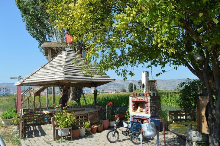 Herkesin çöpe attığı malzemelerle ailesi ve kendisi için yeni bir yaşam alanı kurdu G4