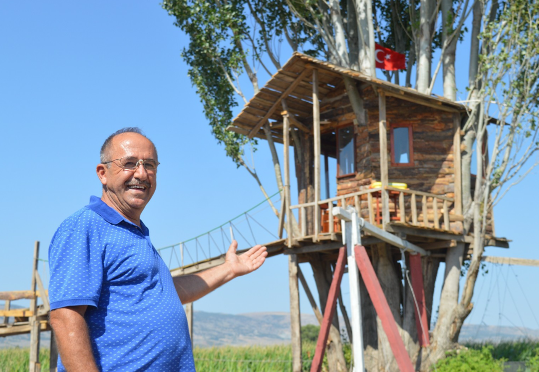 Herkesin &ccedil;&ouml;pe attığı malzemelerle ailesi ve kendisi i&ccedil;in yeni bir yaşam alanı kurdu