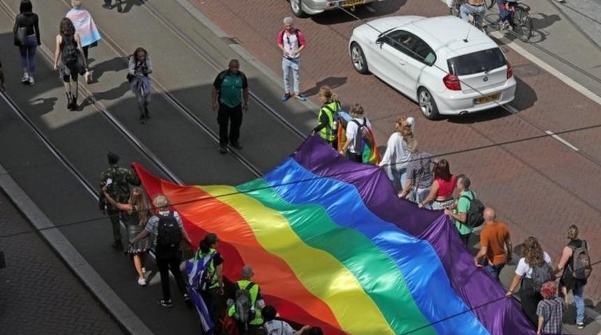 Amsterdam&rsquo;da bazı taksiler LGBTİ+ Onur Y&uuml;r&uuml;y&uuml;ş&uuml;&rsquo;ne katılanları ara&ccedil;larına almadı, Uber soruşturma başlattı