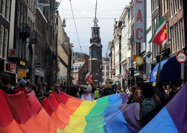 Amsterdam'da hafta sonu gerçekleştirilen LGBTİ+ Onur Yürüyüşü