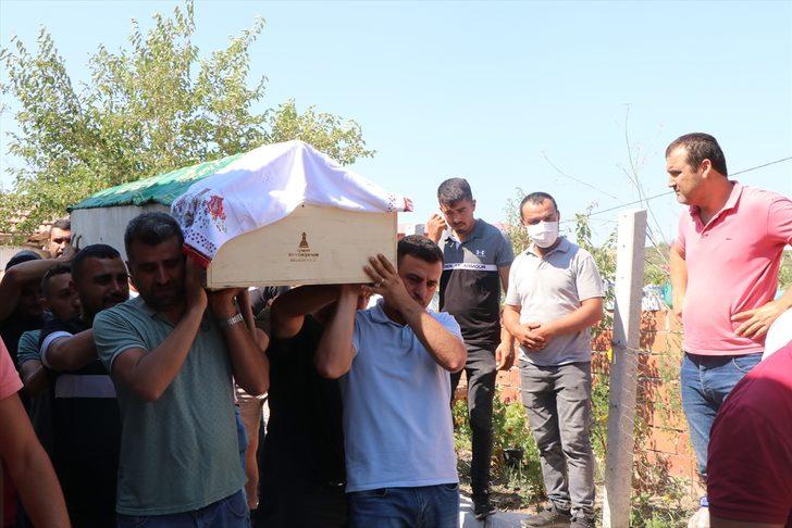 İzmir'de şarampole devrilen minibüste hayatını kaybeden 7 kişi toprağa verildi G1