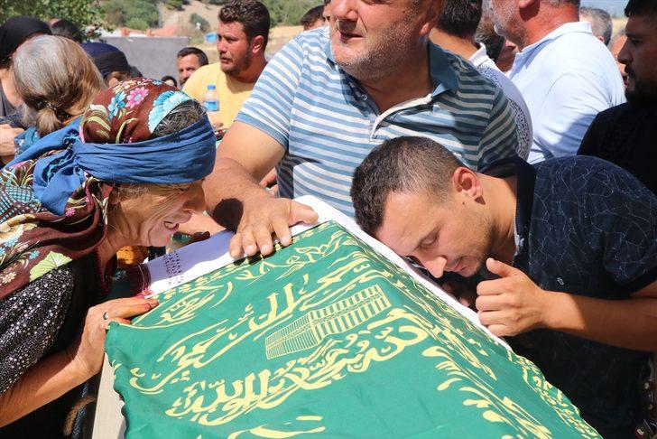 İzmir'de şarampole devrilen minibüste hayatını kaybeden 7 kişi toprağa verildi G2