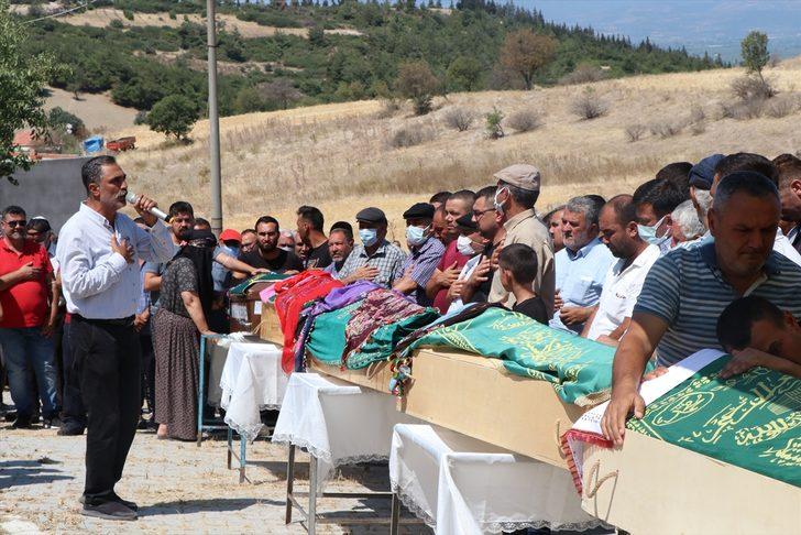 İzmir'de şarampole devrilen minibüste hayatını kaybeden 7 kişi toprağa verildi G4