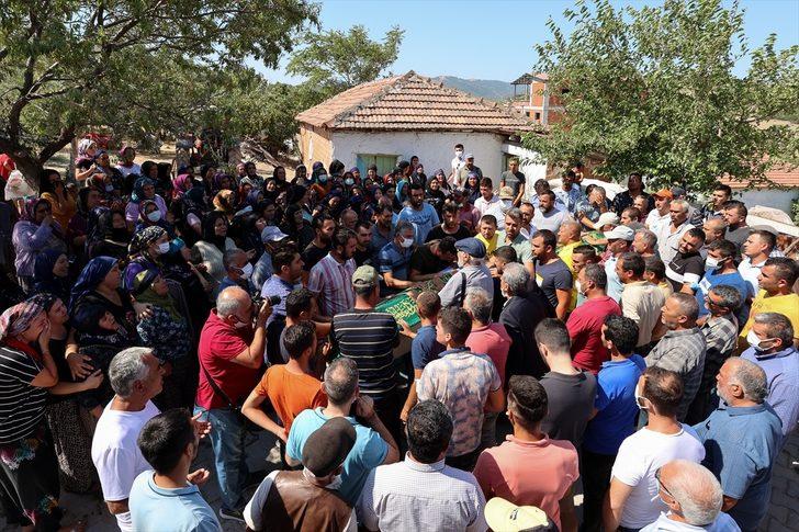 İzmir'de şarampole devrilen minibüste hayatını kaybeden 7 kişi toprağa verildi G5