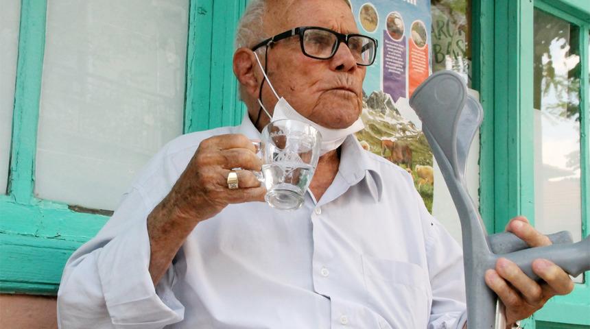 Bakan Koca videosunu paylaşmıştı! H&uuml;seyin dededen aşı tavsiyesi