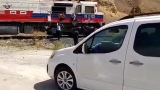 Van'da düğün konvoyun önünü trenle kesen iki makinist şaşkına çevirdi