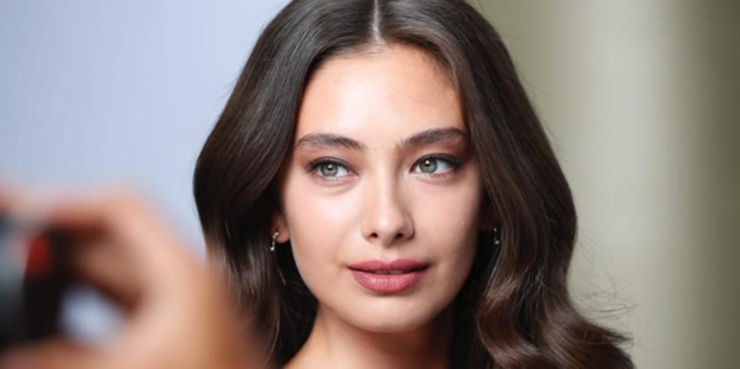 Neslihan Atag&uuml;l paylaşımıyla heyecanlandırdı! Beyazlar i&ccedil;inde paylaştı: Ekranlara d&ouml;nmeye hazırlanıyor!