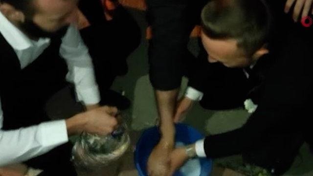 Damadı evlendiğine pişman ettiler! Sadıcın ayaklarını ve çoraplarını yıkadı