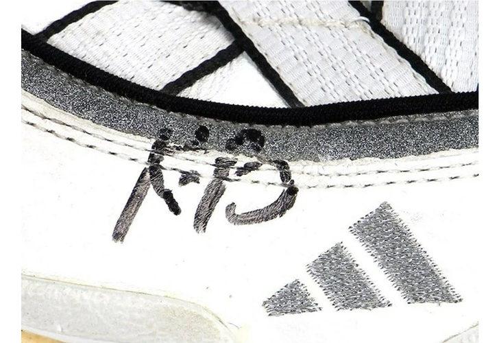 Kobe Bryant'ın NBA'de ilk giydiği ayakkabısı açık artırmaya çıkarılacak G3