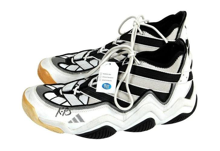 Kobe Bryant'ın NBA'de ilk giydiği ayakkabısı açık artırmaya çıkarılacak G4