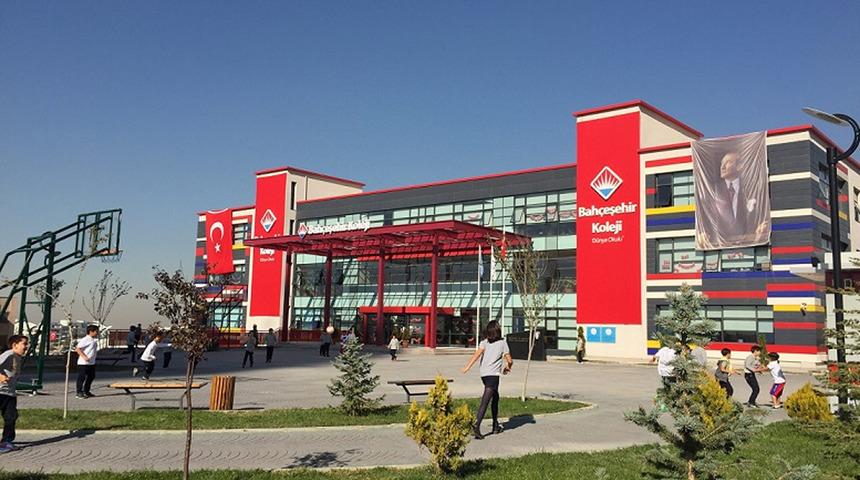 Bah&ccedil;eşehir Koleji, aşı olmayan &ccedil;alışanlarını işten &ccedil;ıkaracak