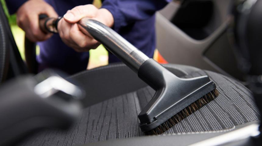 Otomobilin içini elektrikli süpürgeyle temizlerken akıma kapılan kadın hayatını kaybetti