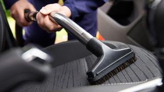 Otomobilin içini elektrikli süpürgeyle temizlerken akıma kapılan kadın hayatını kaybetti