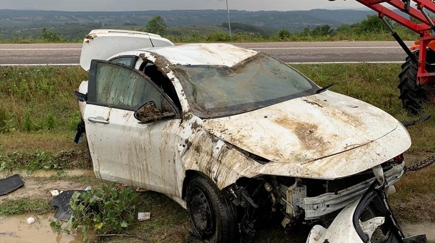 Sinop'ta otomobil devrildi: 2 yaralı