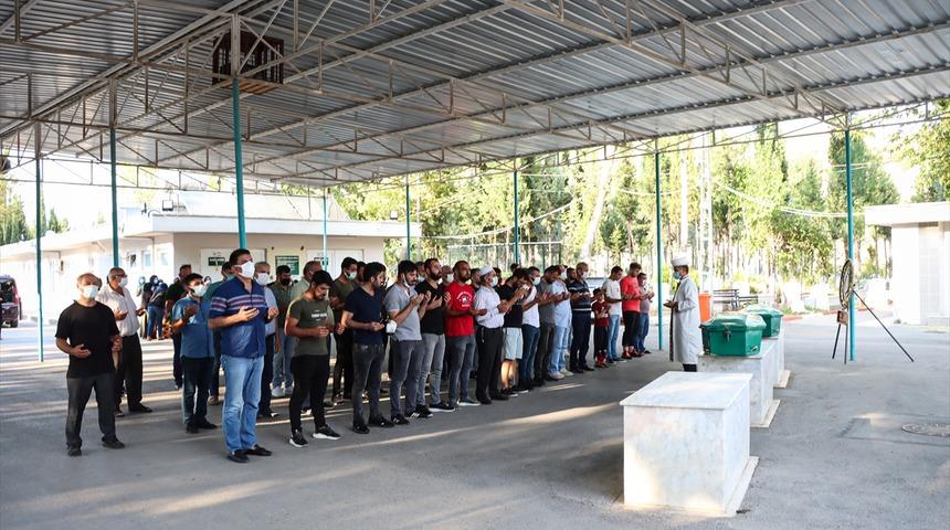 Antalya'da boşandığı eşi tarafından öldürülen kadın ve annesi, Mersin'de son yolculuğuna uğurlandı